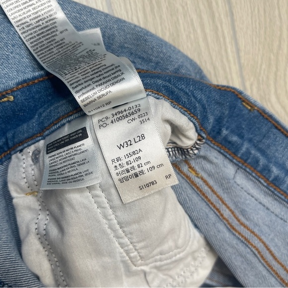 Levi’s Wedgie Straight Button Fly Distressed Knees Light Wash Blue Jeans Size 32 - Picture 10 of 15